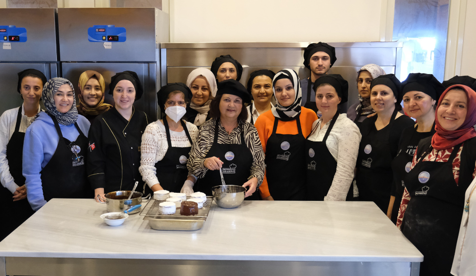 Hatice Akgün, pastacılık eğitimi alan kursiyerler ile birlikte çikolata yaptı