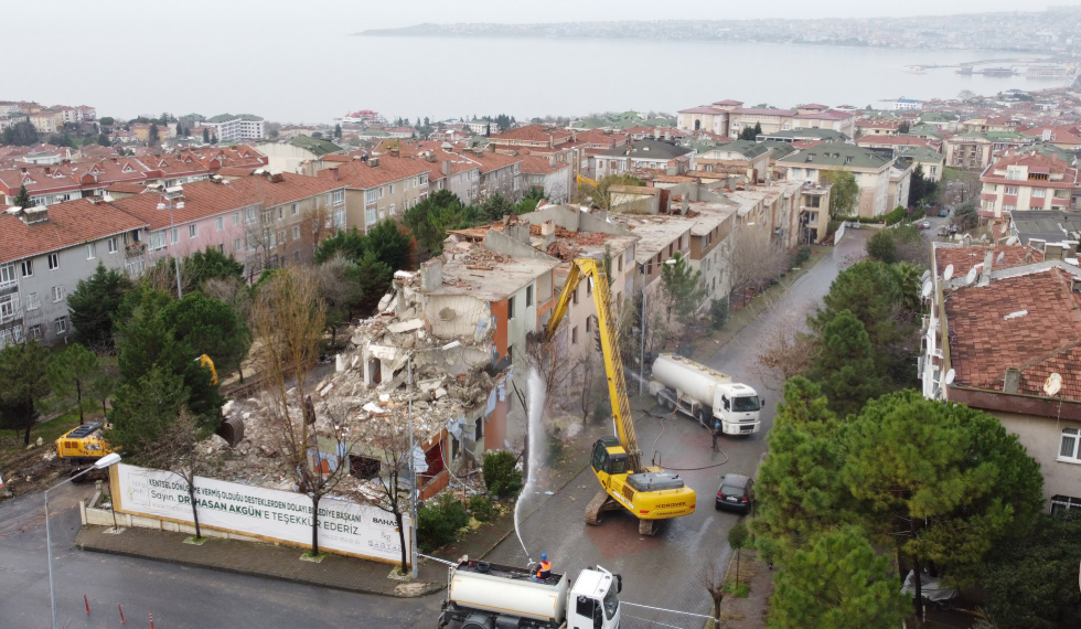 Depremde hasar gören 9 bina yıkıldı
