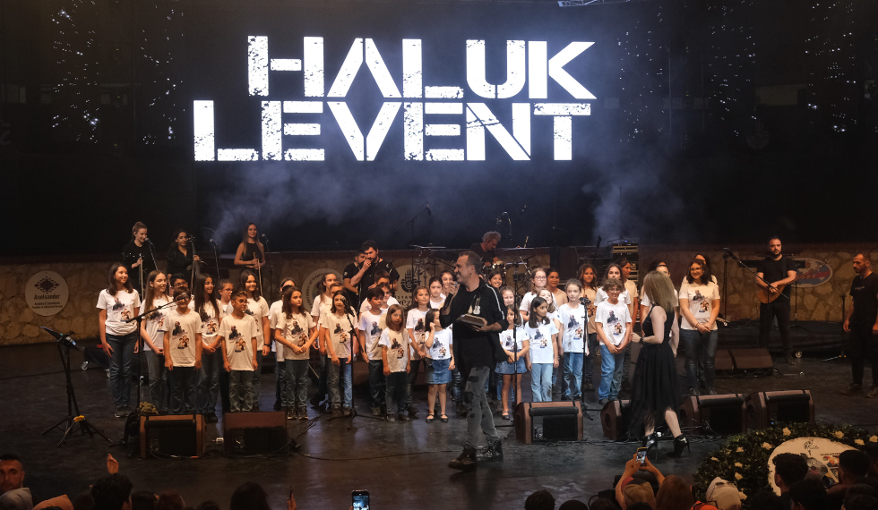 Haluk Levent’e çocuk sesleri korosu eşlik etti
