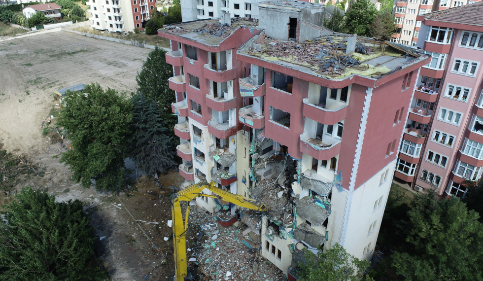 Depremde hasar gören 8 katlı bina yıkıldı