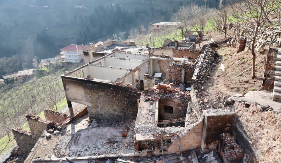 Araklı’da yangın mağduru olan ailelere hemşehri desteği