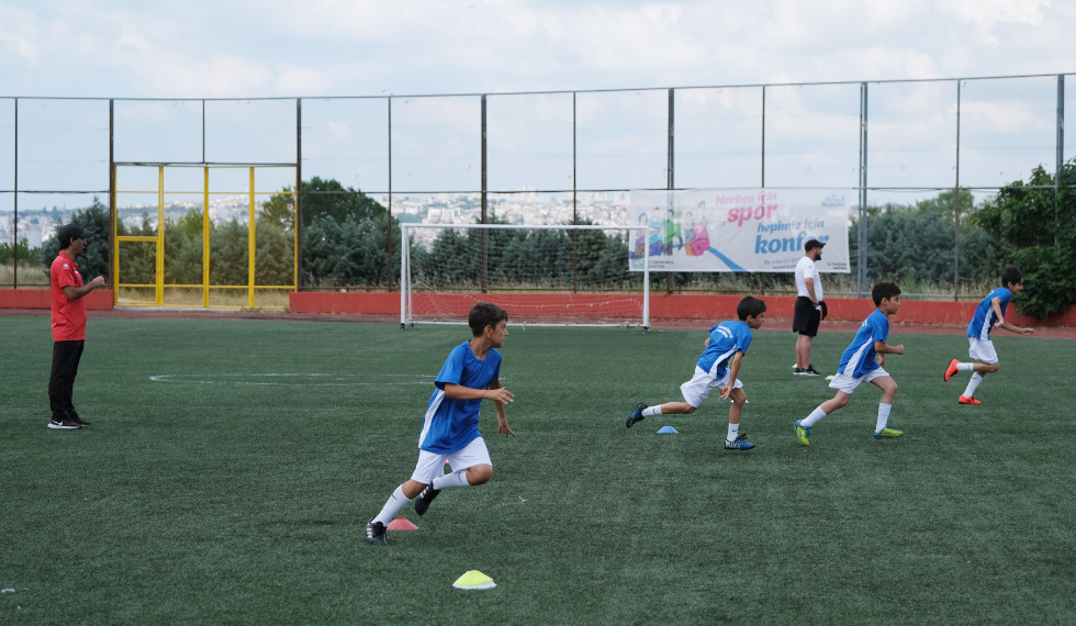 Büyükçekmece’de yaz spor okullarında eğitimler hızla devam ediyor