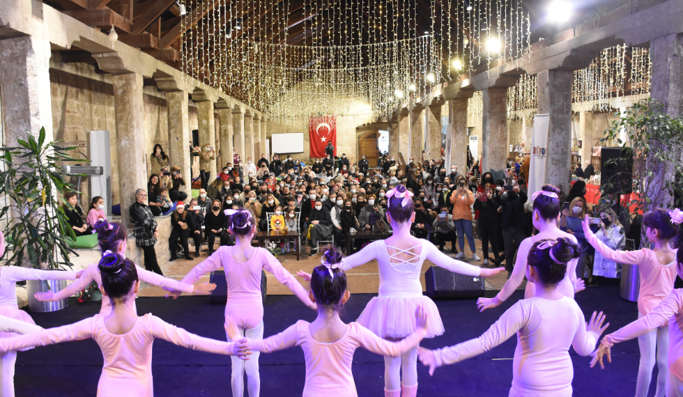 Sahne sanatları öğrencilerinden muhteşem dans performansı