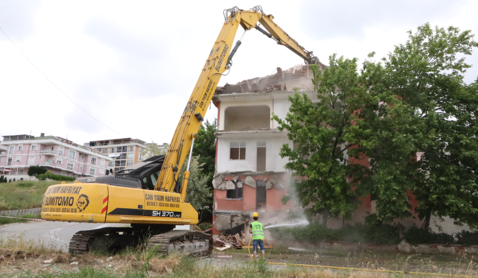 Büyükçekmece’de hasarlı ve deprem riski taşıyan 70 konut yıkıldı
