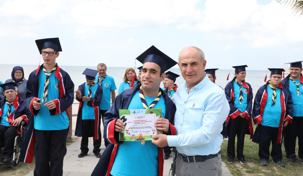 Dezavantajlı izcilerin mezuniyet sevinci