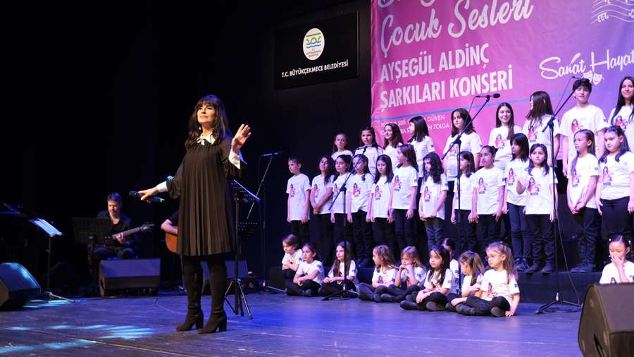 Ayşegül Aldinç, Çocuk Korosu ile birlikte kendi şarkılarını söyledi    