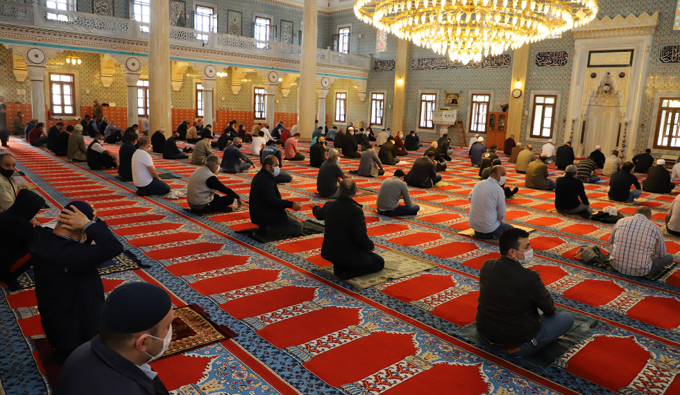 Camilerde tek kullanımlık seccade ve maske dağıtıldı