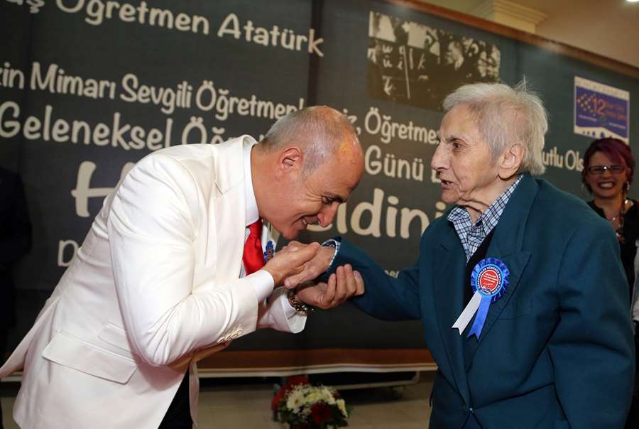 “Eserinin üzerinde imzası olmayan yegâne sanatkârdır öğretmen"