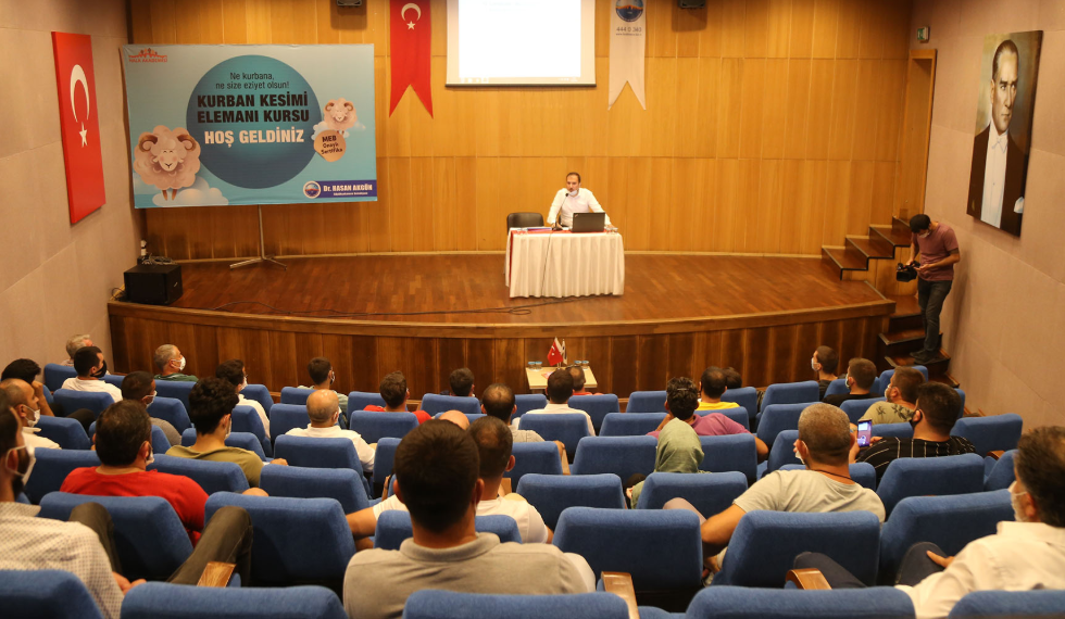 Kurbanını kendisi kesmek isteyenlere uygulamalı eğitim verildi