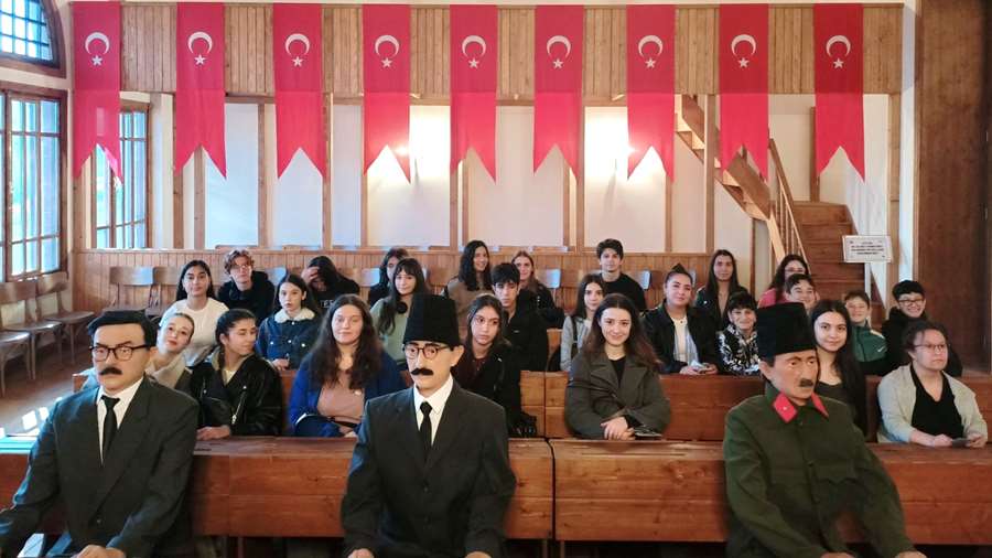 Gençlik Meclisi, başkan ve komisyonları belirledi