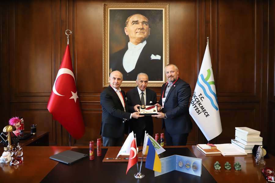 Ukraynalı çocuklar savaşta kullanılan mermi kovanları ile tüm dünyaya barış m...